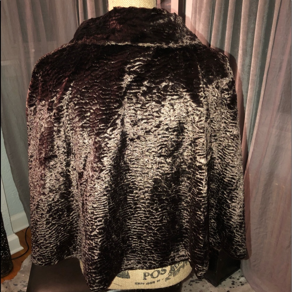 Lord and Taylor Stunning party  swing cape - Picture 2 of 3